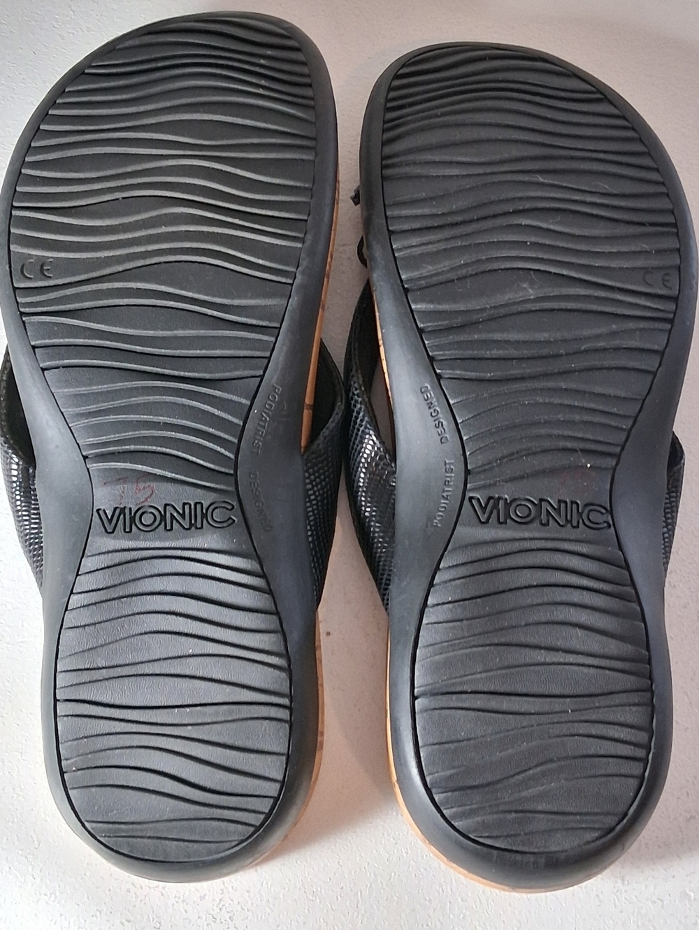 Vionic Black & Tan Thong Sandal Sz 7M NWT - Picture 7 of 8